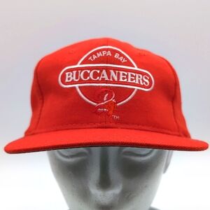 NFL| NWOT Vintage Tampa Bay Buccaneers Red Sports Cap Snap Back Green Brim